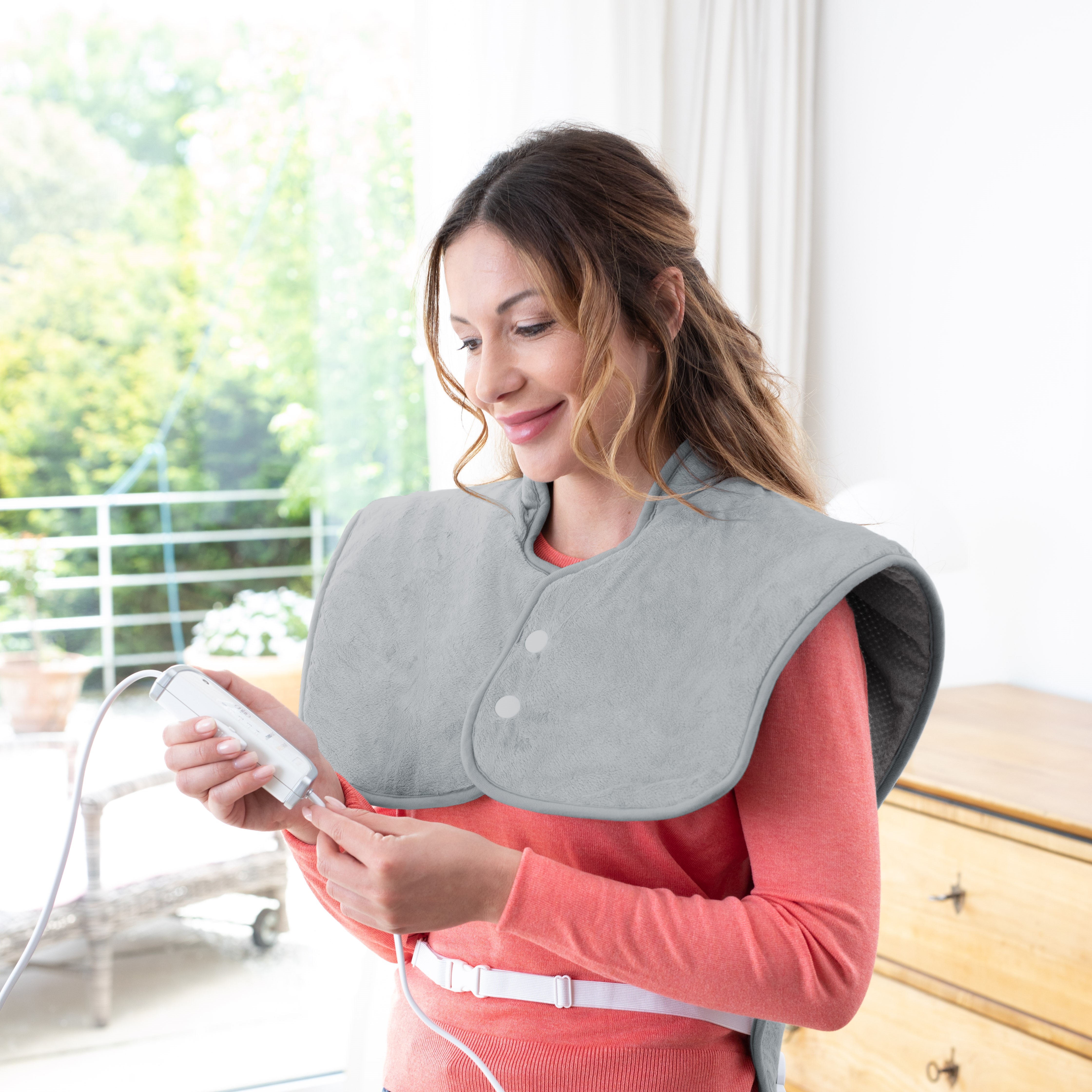 Der Nackenwärmer bietet eine angenehme Passform und verteilt die Wärme gleichmäßig über Nacken und Schultern für maximale Entspannung.