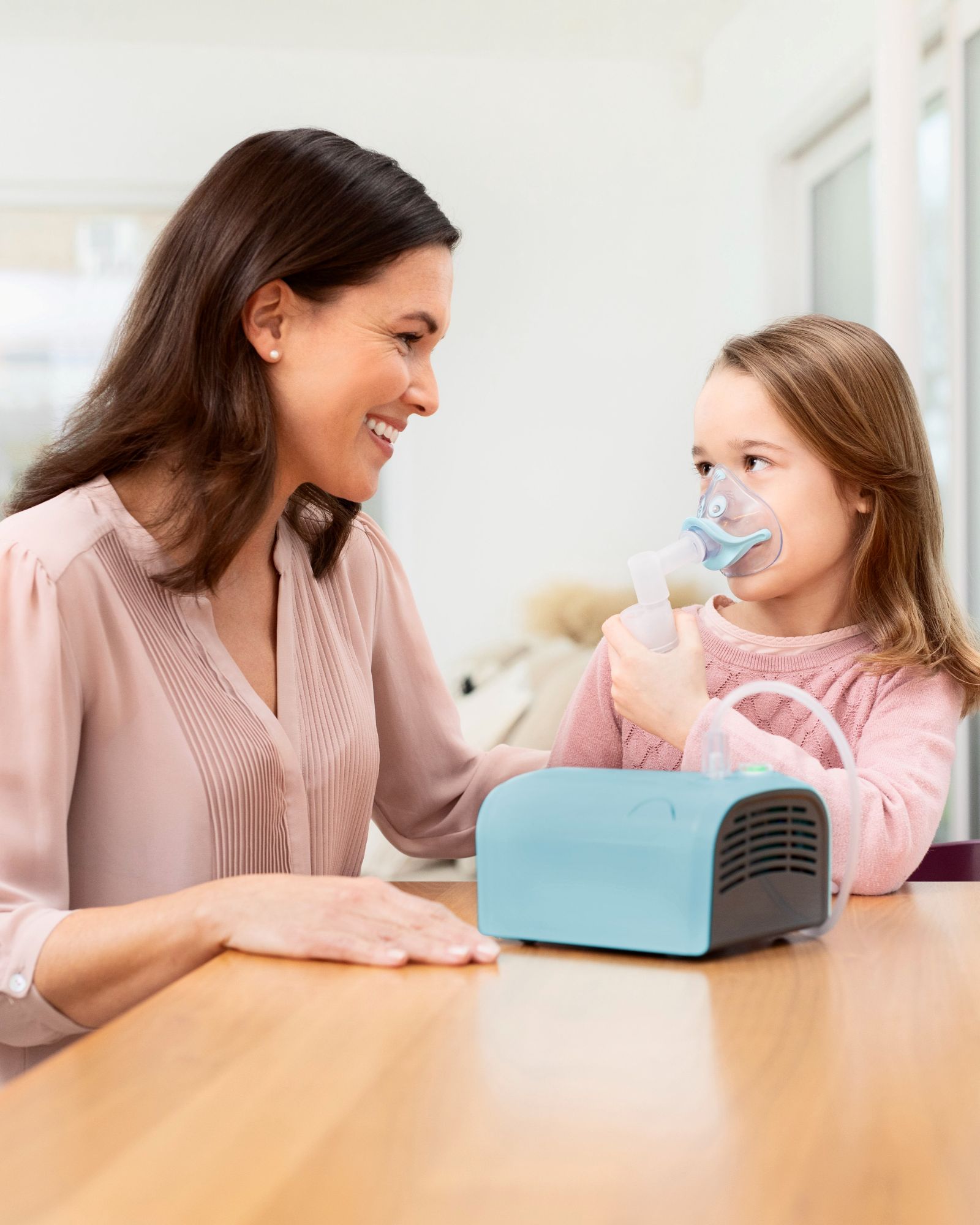 Mum supports her child when using the medisana IN 155 inhaler - child-friendly inhalation therapy for respiratory diseases
